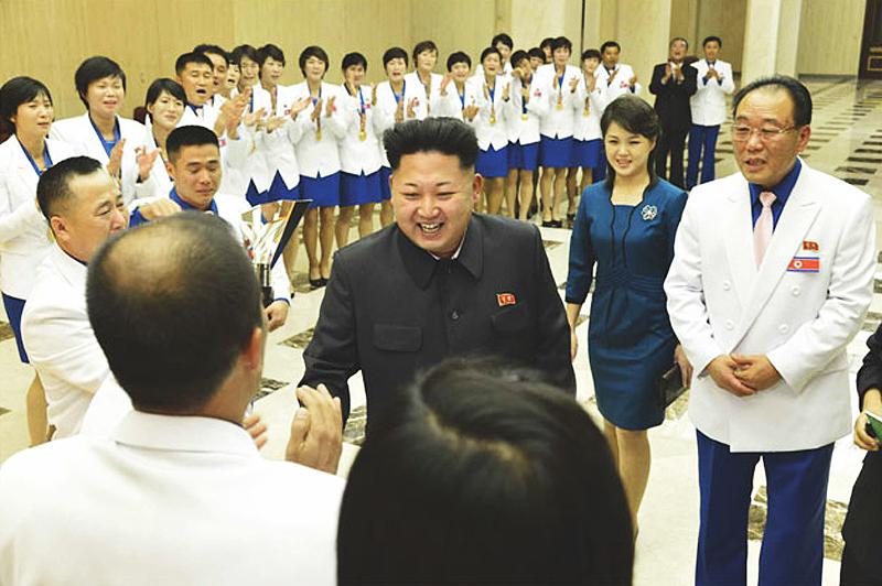 金正恩携李雪主看望朝鲜亚运代表团