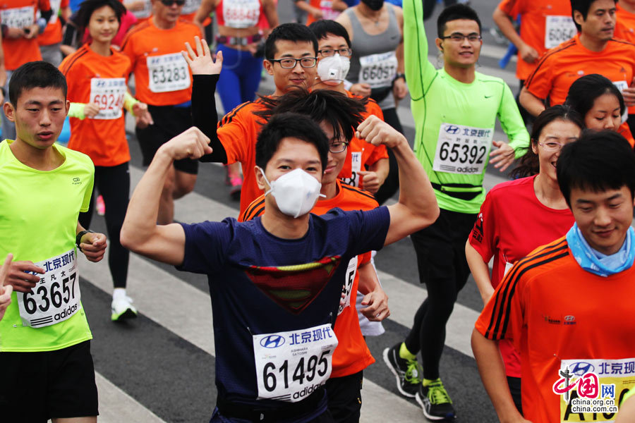 2014北京马拉松雾霾中开跑 选手口罩面具上阵