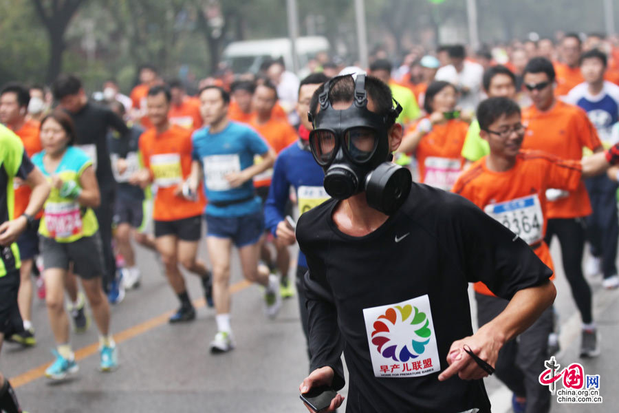 2014北京马拉松雾霾中开跑 选手口罩面具上阵