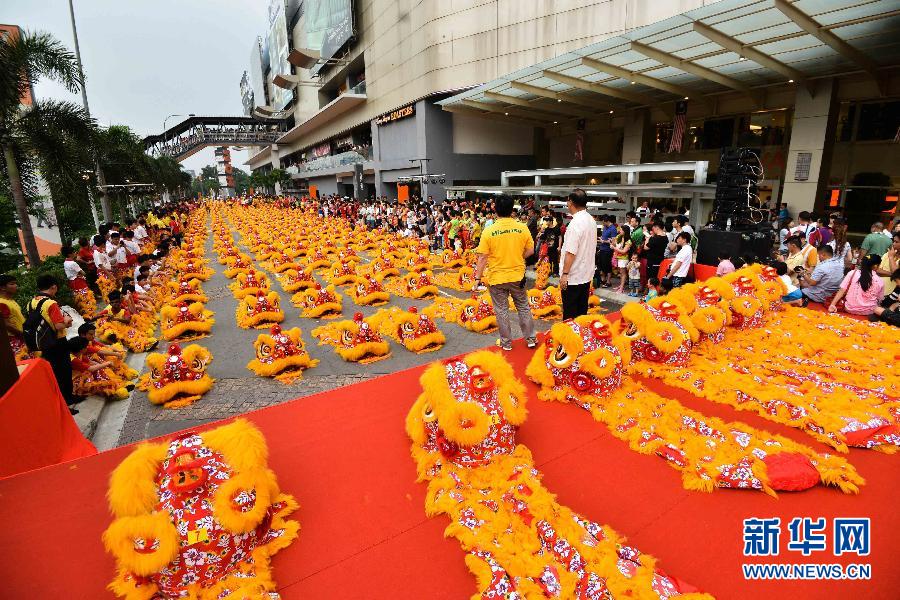 馬來西亞舉行舞獅盛會，三百獅頭同時點睛[組圖]
