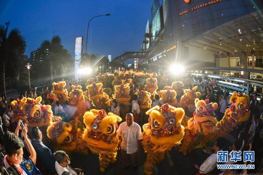 馬來西亞舉行舞獅盛會，三百獅頭同時點睛[組圖]