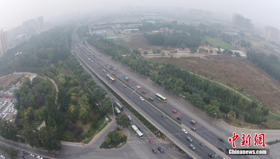 航拍霧霾中的北京[組圖]