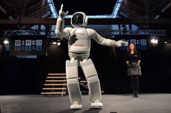 最新机器人会跑步跳舞踢足球