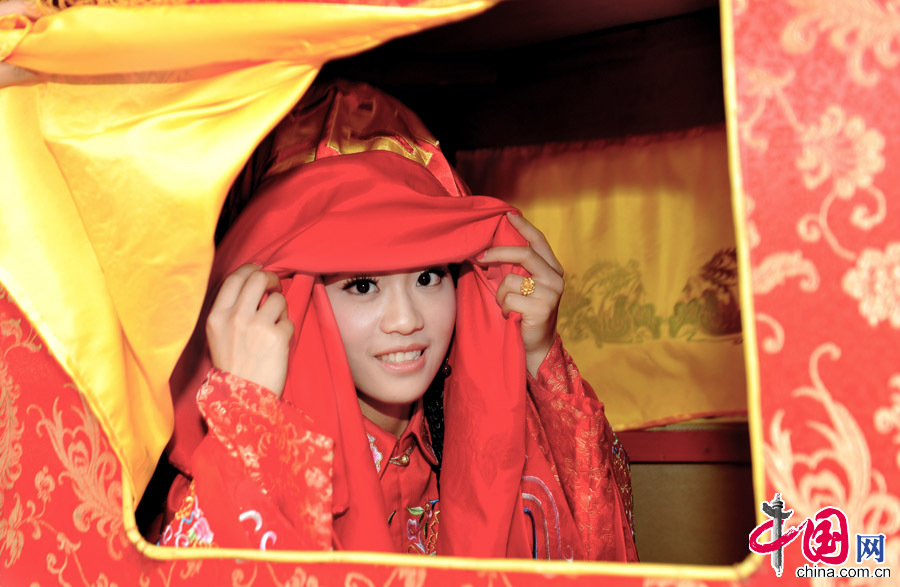 2014年10月，四川省华蓥市，穿着汉服、坐在花轿中的新娘。