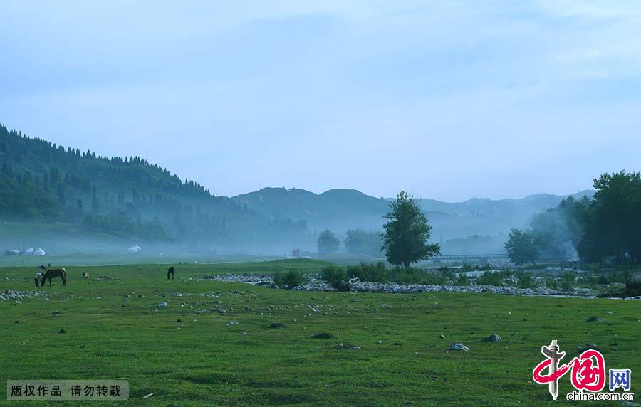 新疆天山世界自然遺產(chǎn)地，由昌吉回族自治州的博格達(dá)、巴音郭楞蒙古自治州的巴音布魯克和阿克蘇地區(qū)的托木爾、伊犁哈薩克自治州的喀拉峻—庫爾德寧等四個(gè)區(qū)域組成。