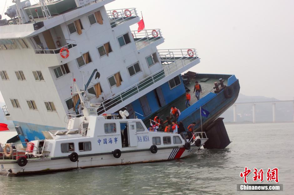重慶千噸貨輪長江“腰折”傾覆 船員獲救[組圖]