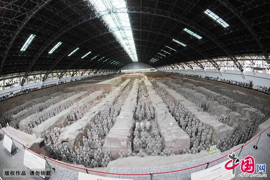 秦始皇陵是中國歷史上第一個皇帝——秦始皇帝的陵園，也稱驪山陵。兵馬俑坑是秦始皇陵的陪葬坑，位於陵園東側1500米處，圖為兵馬俑坑。