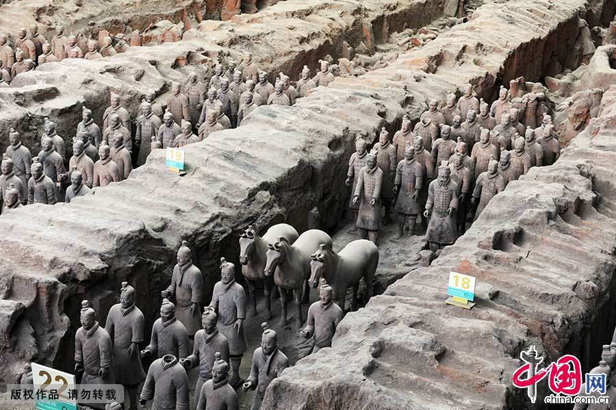秦始皇陵是中国历史上第一个皇帝——秦始皇帝的陵园，也称骊山陵。兵马俑坑是秦始皇陵的陪葬坑，位于陵园东侧1500米处，图为兵马俑坑。