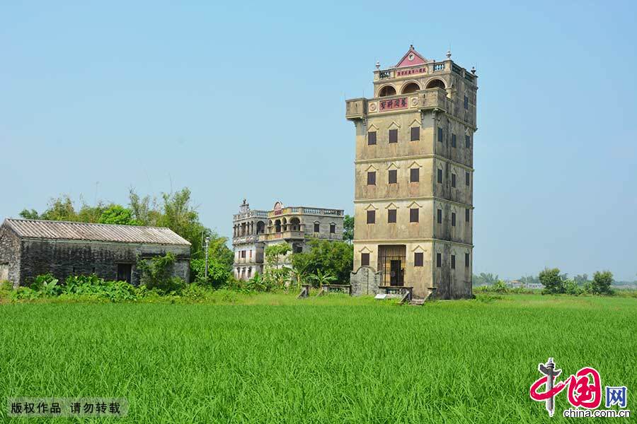 江门开平碉楼位于广东省江门市下辖的开平市境内，是中国乡土建筑的一个特殊类型，是集防卫、居住和中西建筑艺术于一体的多层塔楼式建筑。