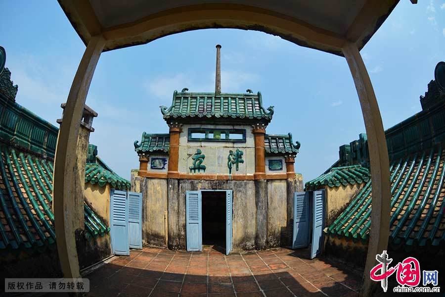 江门开平碉楼位于广东省江门市下辖的开平市境内，是中国乡土建筑的一个特殊类型，是集防卫、居住和中西建筑艺术于一体的多层塔楼式建筑。