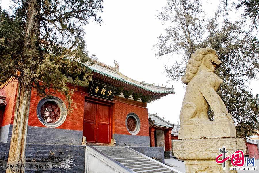 天地之中，包括少林寺建筑群（常住院、初祖庵、塔林）、东汉三阙（太室阙、少室阙、启母阙）和中岳庙、嵩岳寺塔、会善寺、嵩阳书院、观星台，8处11项历史建筑，历经汉、魏、唐、宋、元、明、清，是中国时代跨度最长、建筑种类最多、文化内涵最丰富的古代建筑群。