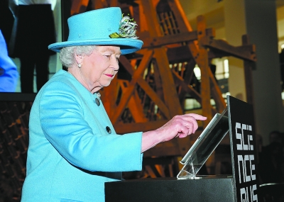 英国女王亲手发出人生首条微博消息