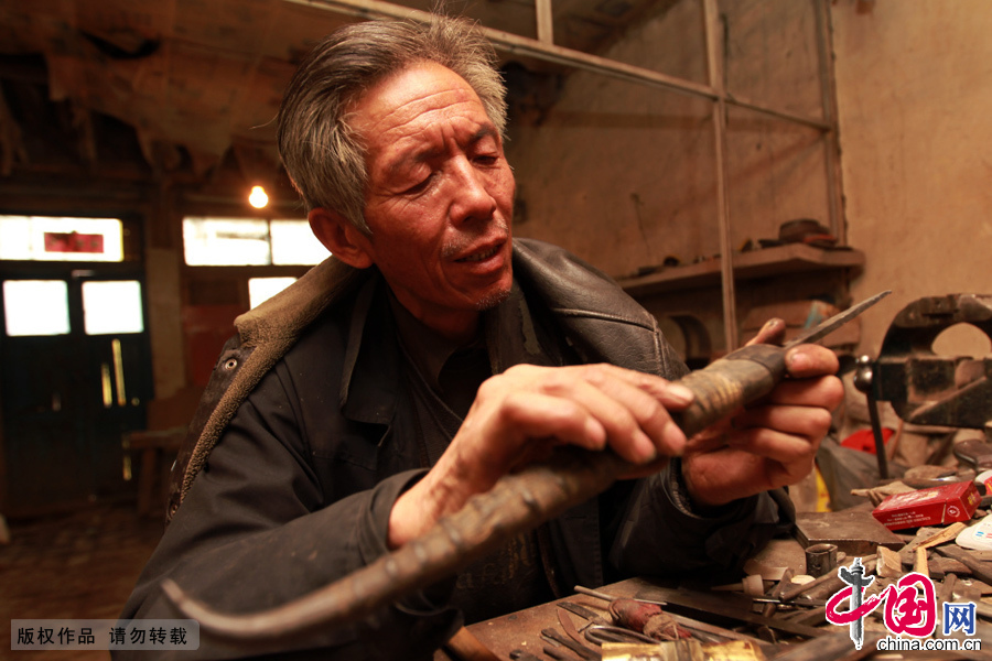 草原铁匠 铸剑 新疆 哈密 铁匠 刀具 锻造 技术