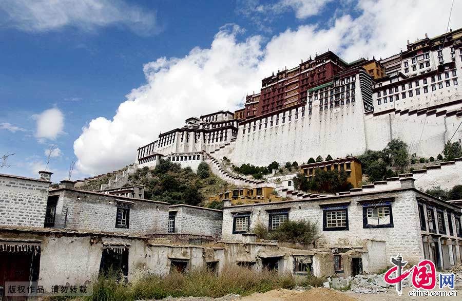 布达拉宫是著名的藏式宫堡式建筑，也是藏族古代建筑和中国古代建筑艺术的杰出代表，享有“世界屋脊上的明珠”的美誉。