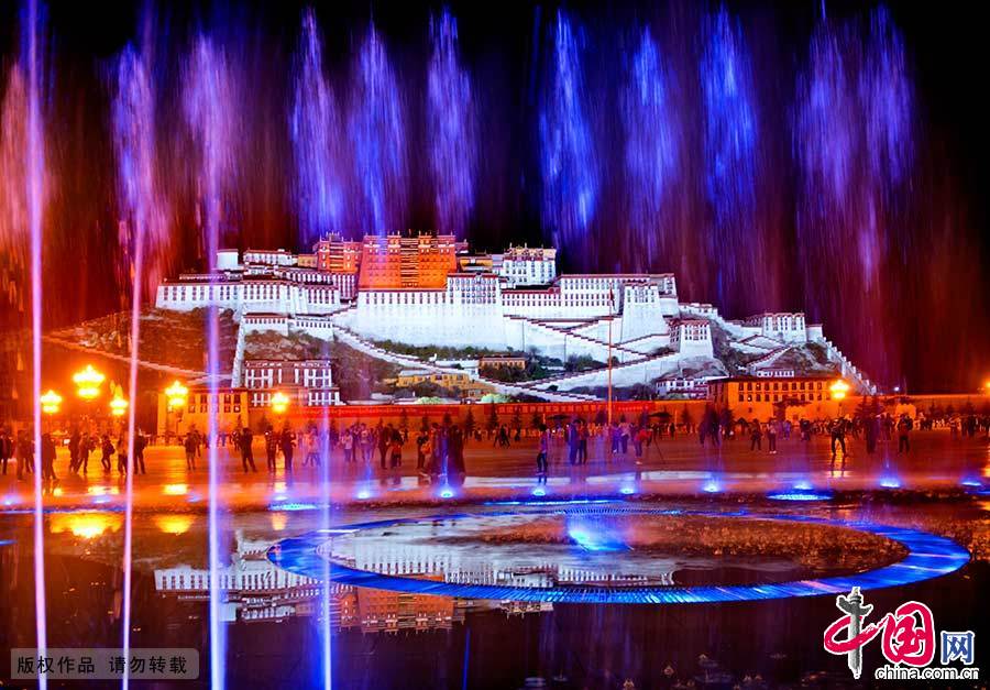 布达拉宫是著名的藏式宫堡式建筑，也是藏族古代建筑和中国古代建筑艺术的杰出代表，享有“世界屋脊上的明珠”的美誉。