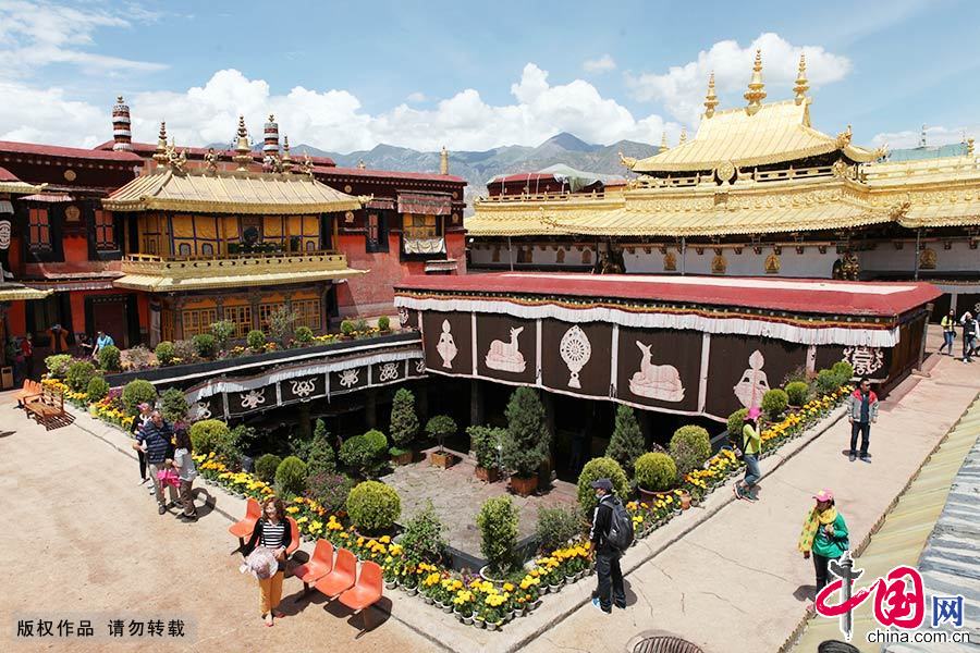 大昭寺是西藏現存最輝煌的吐蕃時期的建築，也是西藏最早的土木結構建築，它融合了藏、唐、尼泊爾、印度的建築風格，成為藏式宗教建築的千古典範，被列為世界文化遺産。