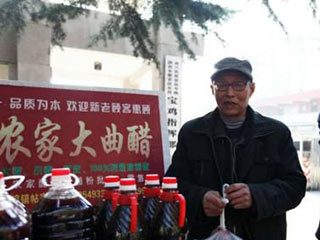 男友因公牺牲 姑娘远赴外地给失独双亲当女儿