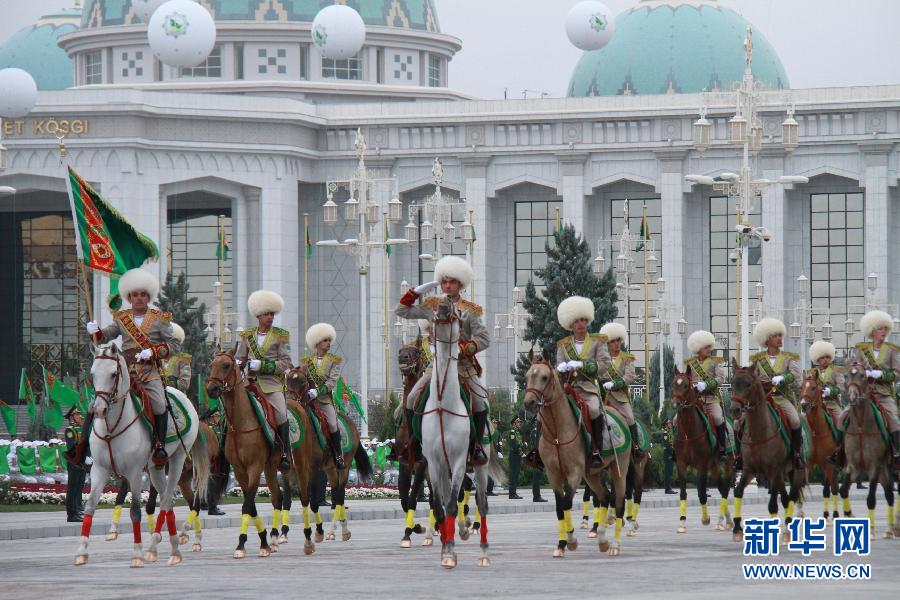 土库曼斯坦举行阅兵式庆祝独立23周年