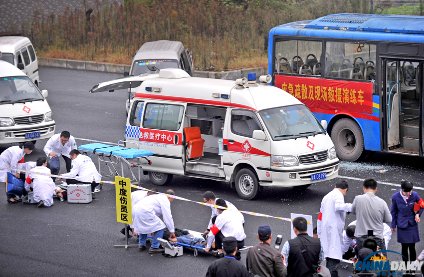 重慶公交集團應急演練 為效果逼真點燃公交車