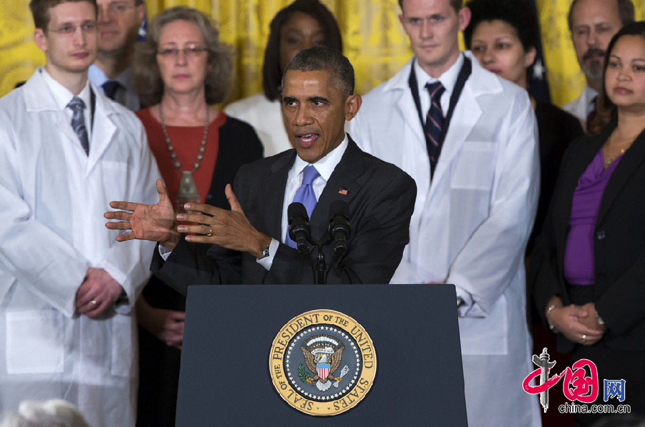 奥巴马与埃博拉康复患者握手交谈(组图)