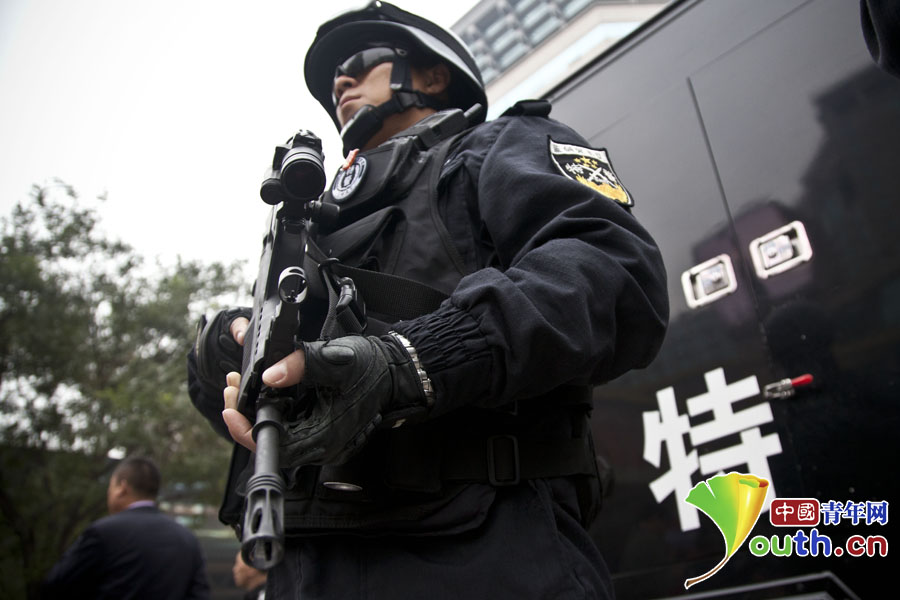 北京警方街头展示防恐特警装备