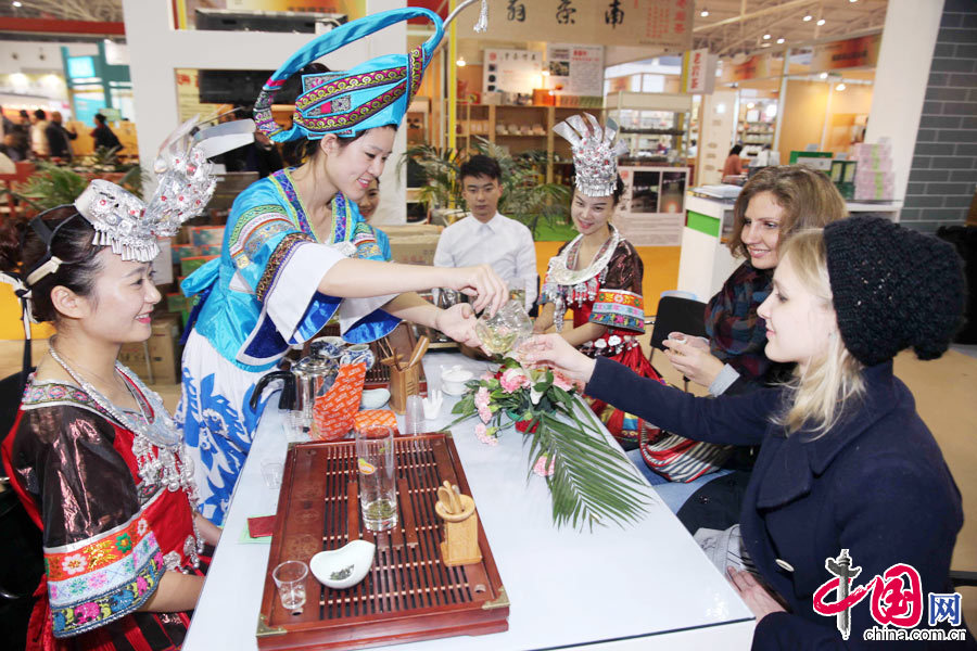 2014年10月31日，北京，茶艺师在北京举行的第十一届中国国际茶业博览会上给外国游人沏茶。
