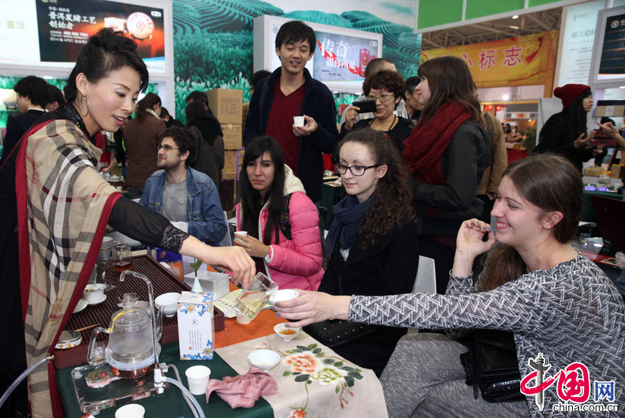 2014年10月31日，北京，茶艺师在北京举行的第十一届中国国际茶业博览会上给外国友人沏茶。