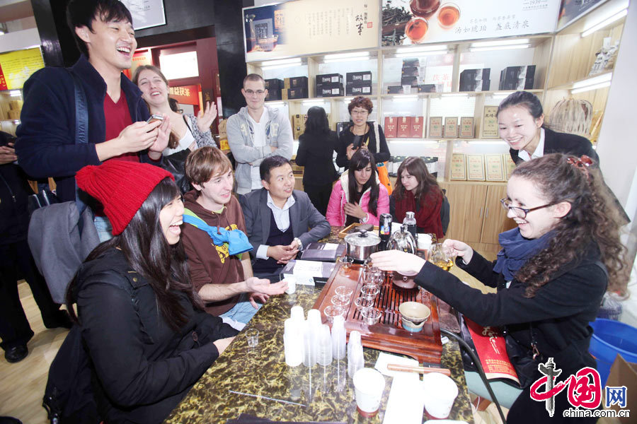 2014年10月31日，北京，留学生在北京举行的第十一届中国国际茶业博览会上开心体验中国茶艺。