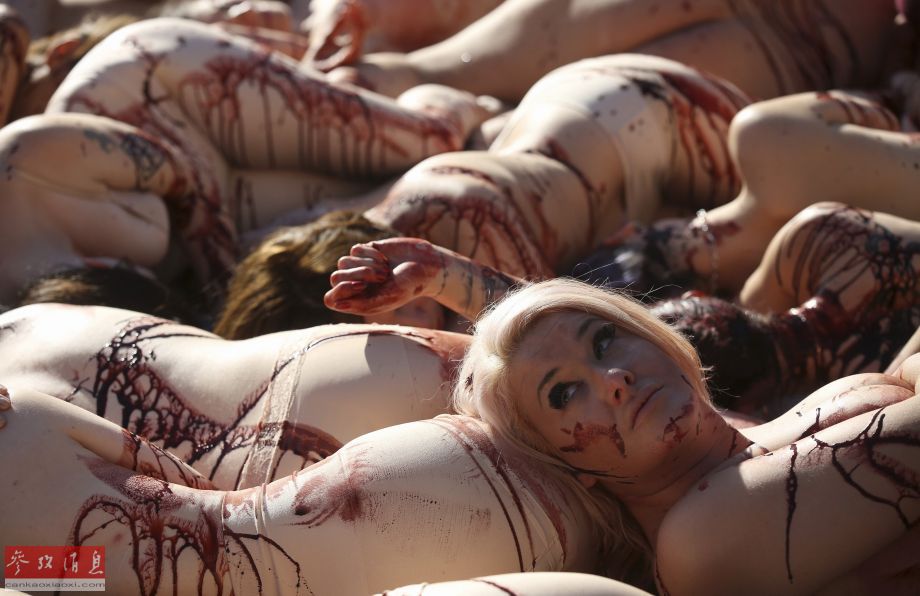 英國活動家“裸身”躺地反對食用肉類 