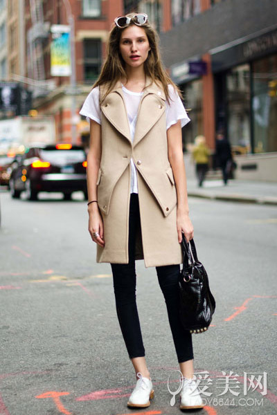 显瘦又帅气!<em>长马甲</em>时尚<em>搭配</em>正当红(组图)_生活