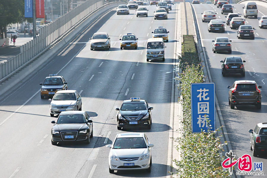 11月3日，汽车在北京市西三环行驶。 中国网记者 李佳摄影