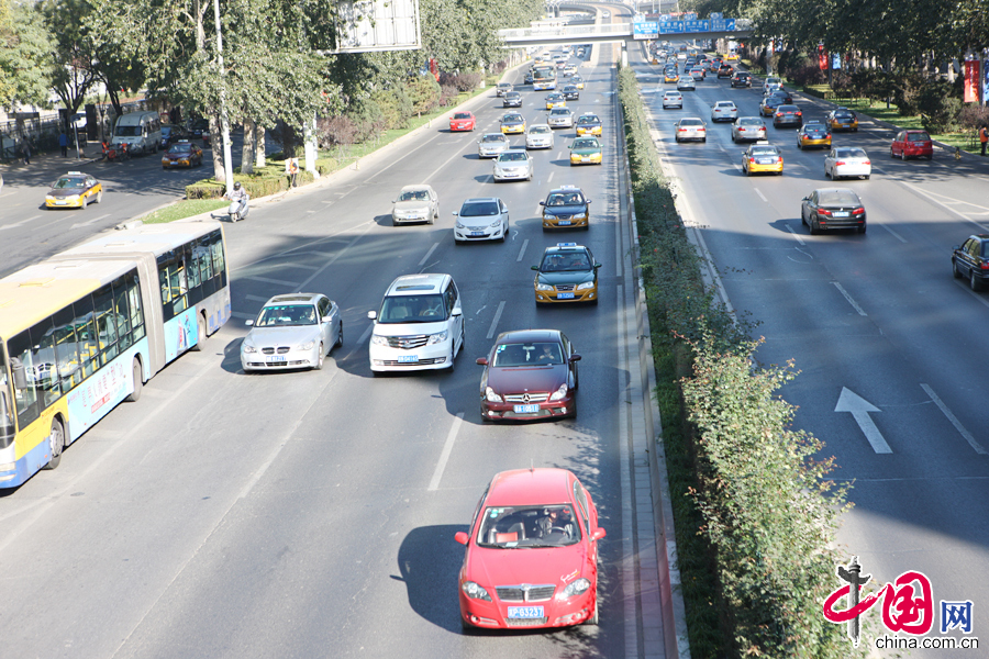 11月3日，汽車在北京市西三環行駛。 中國網記者 李佳攝影