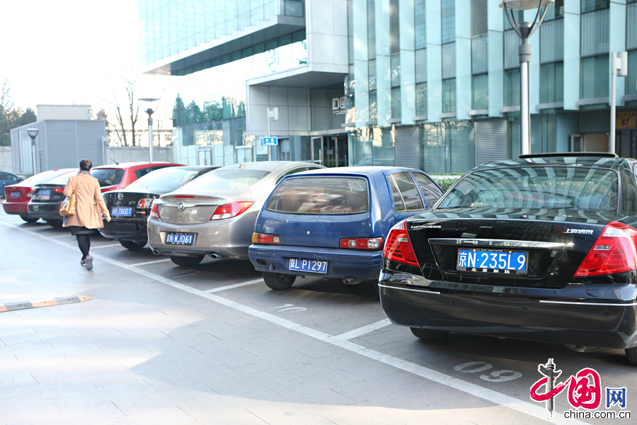 11月3日，行人经过某单位大楼停车区。 中国网记者 李佳摄影
