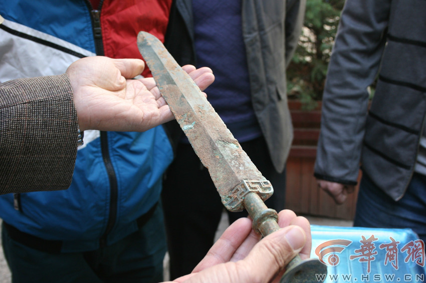 小伙水泥料中发现战国楚剑 曾有人出十多万欲购买