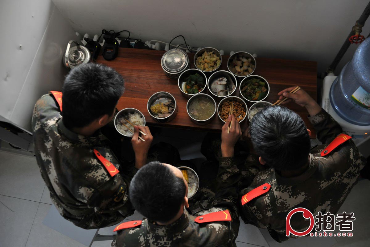10 月29 日，APEC 核心区的应急小组在宿舍吃着战友从驻地带来的午餐，这里不能生火做饭。新京报记者 吴江 通讯员 王双战 摄