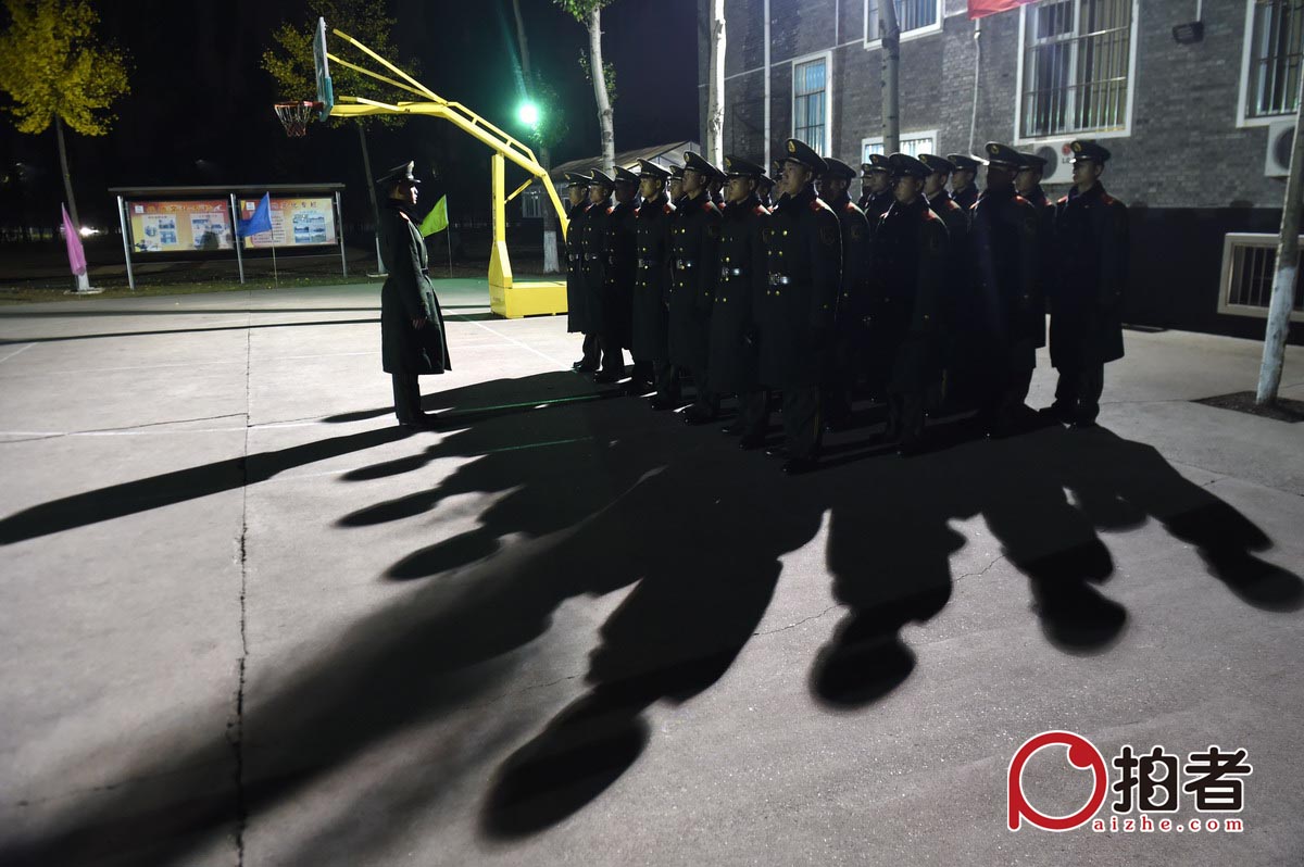 10月29日午夜，在APEC核心区站岗返回营地的官兵在操场上作总结。新京报记者 吴江 通讯员 王双战 摄