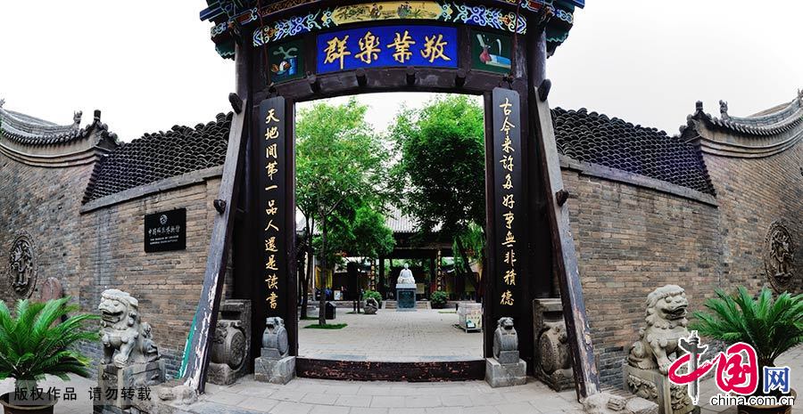  平遙古城是一座具有2700多年曆史的文化名城，位於山西省中部平遙縣內，是中國漢民族城市在明清時期的傑出範例。