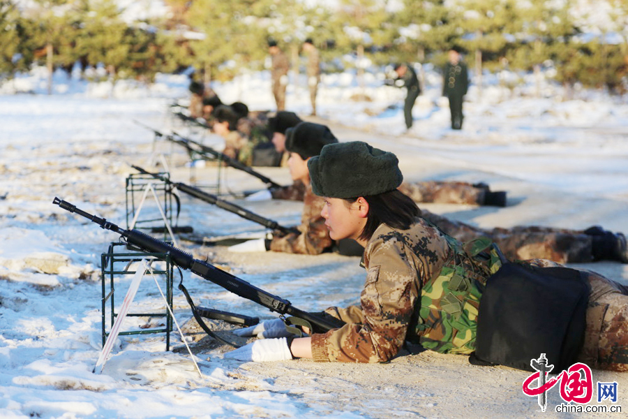 11月3日，女兵们在进行实弹射击。 中国网图片库李建峰摄
