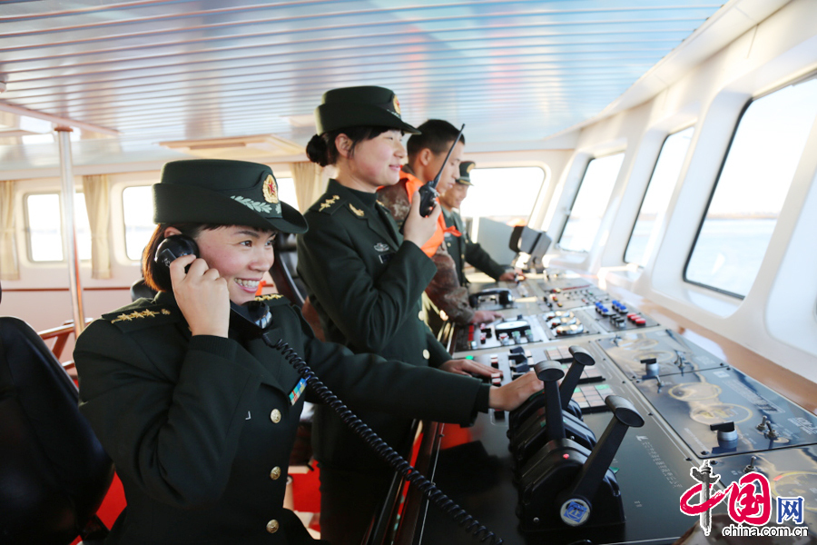 10月13日，两名女兵干部在巡逻艇上体验驾艇巡边。 中国网图片库李建峰摄