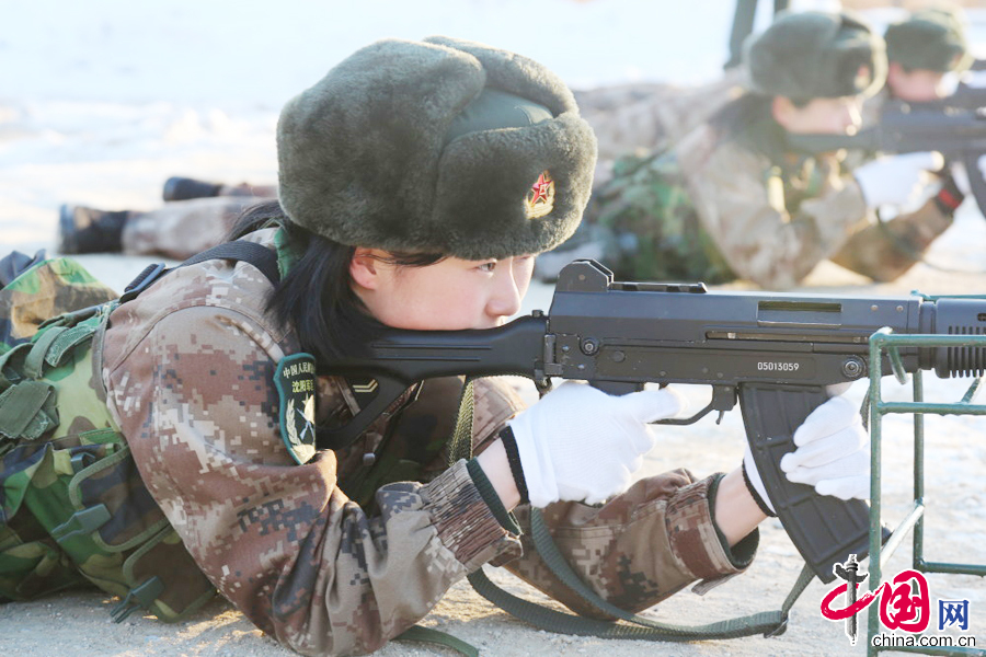11月3日，一名女兵在进行实弹射击。 中国网图片库李建峰摄