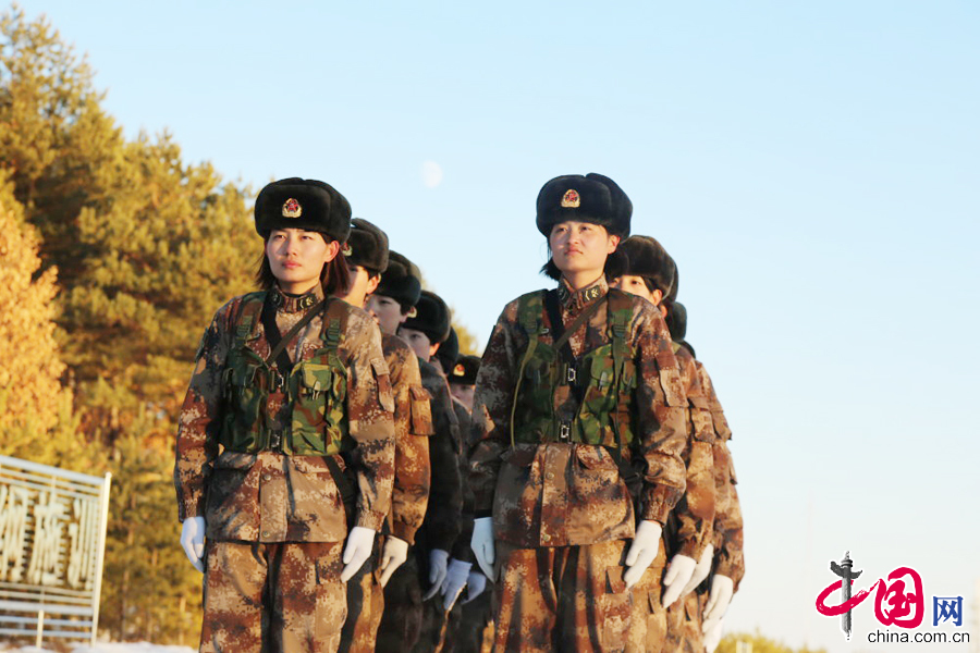 11月3日，女兵们头顶边关月，威武地站在训练场上。 中国网图片库李建峰摄