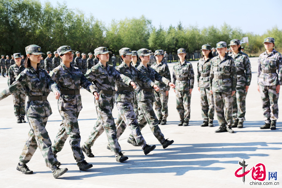 9月19日，女兵們在進行隊列會操。 中國網圖片庫李建峰攝
