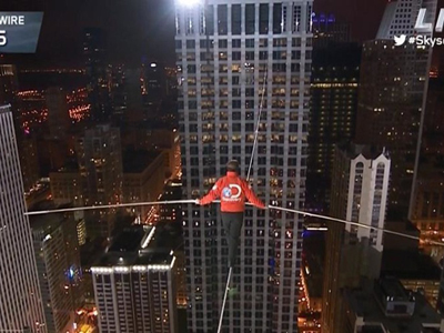 美国男子无保护蒙眼走钢丝穿越3座摩天大楼