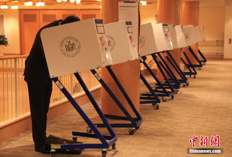 美國中期選舉拉開帷幕 指示牌出現中文標注[組圖]