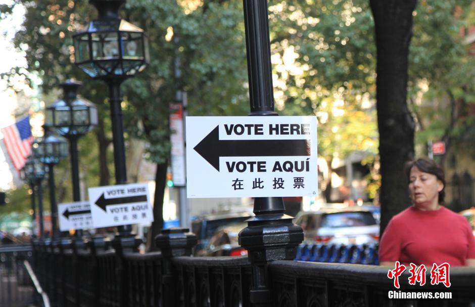 美国中期选举拉开帷幕 指示牌出现中文标注[组图]