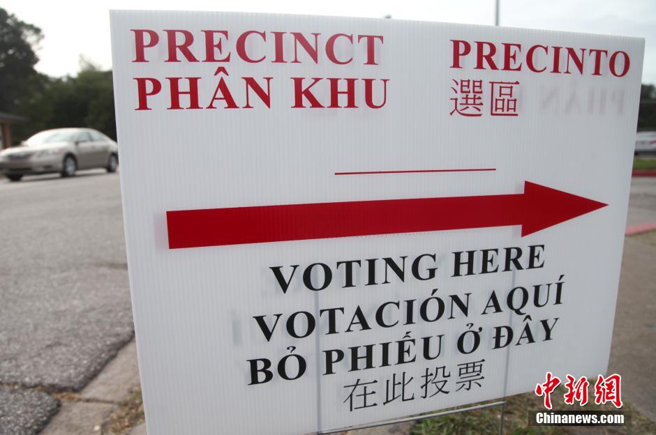 美国中期选举拉开帷幕 指示牌出现中文标注[组图]