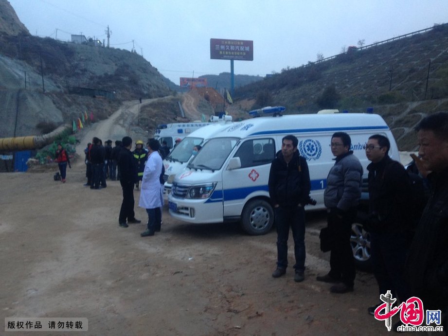  2014年11月4日15时10分许，正在施工的兰渝铁路兰州桃树坪隧道2号斜井发生塌方，目前已确认9人被埋。 图片作者:CFP/CFP