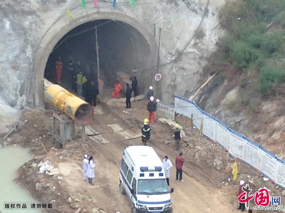  2014年11月4日15时10分许，正在施工的兰渝铁路兰州桃树坪隧道2号斜井发生塌方，目前已确认9人被埋。 图片作者:CFP/CFP