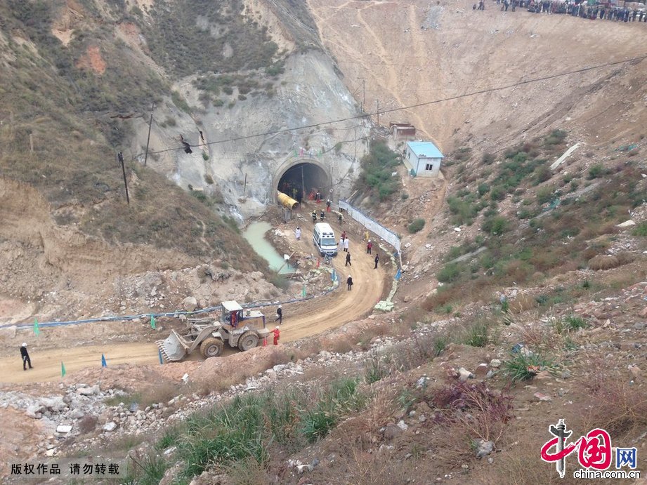  2014年11月4日15时10分许，正在施工的兰渝铁路兰州桃树坪隧道2号斜井发生塌方，目前已确认9人被埋。 图片作者:CFP/CFP