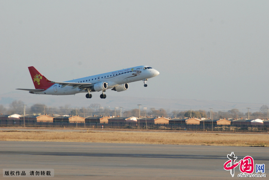 2014年11月04日，內蒙古自治區呼和浩特白塔國際機場，一架飛機加油後起飛。